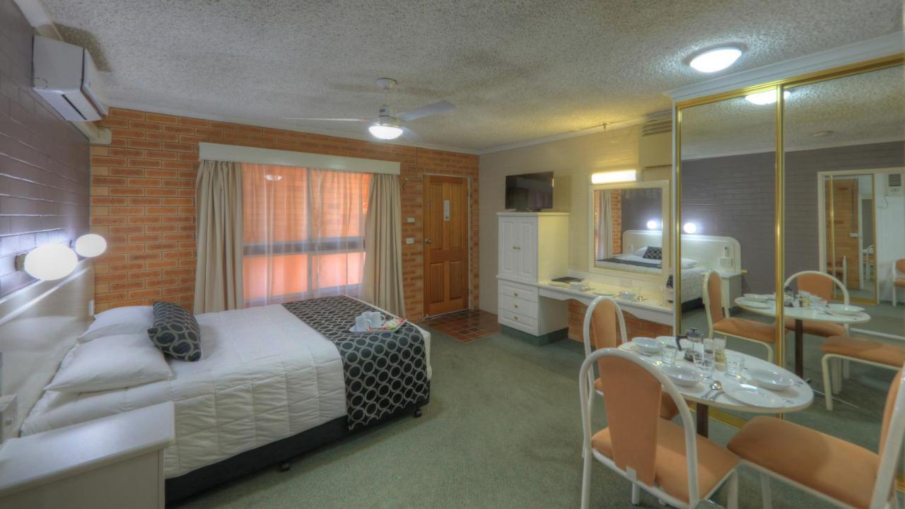 אינברוול Cousins Motor Inn מראה חיצוני תמונה