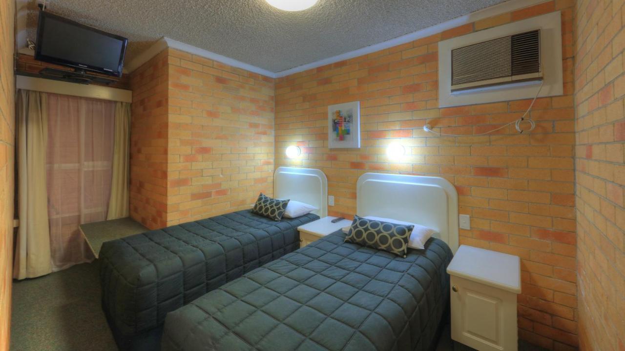 אינברוול Cousins Motor Inn מראה חיצוני תמונה
