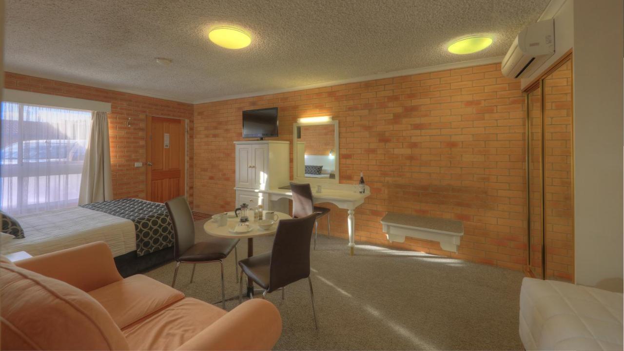 אינברוול Cousins Motor Inn מראה חיצוני תמונה