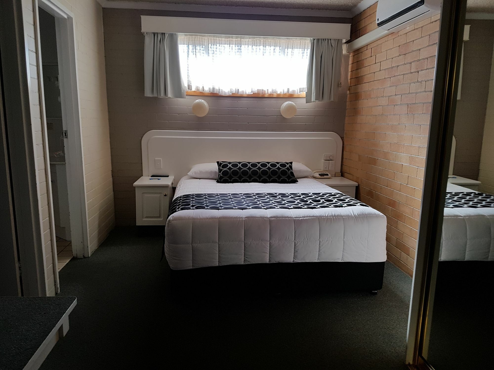 אינברוול Cousins Motor Inn מראה חיצוני תמונה